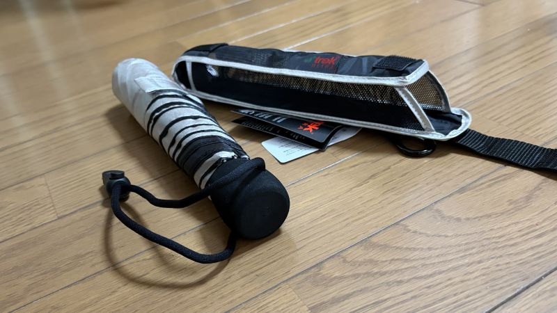ユーロシルムの折りたたみ日傘レビュー。ケースから出した状態。シルバー生地特有のハリと硬さが見える。