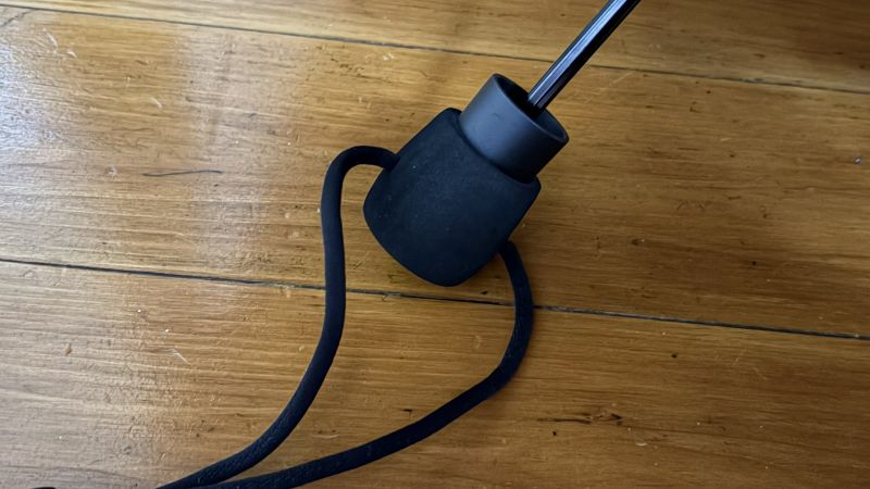 ユーロシルムの持ち手（ウレタン）とストラップ。持ち手先端にある謎の段差と、ストラップコードの様子。