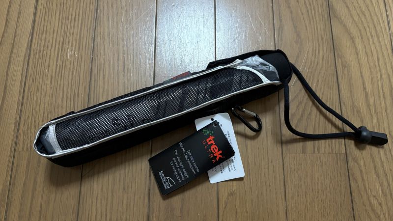 ユーロシルム・ライトトレックウルトラの外観レビュー。黒いメッシュケースと商品タグ（light trek ultra）が付いている。