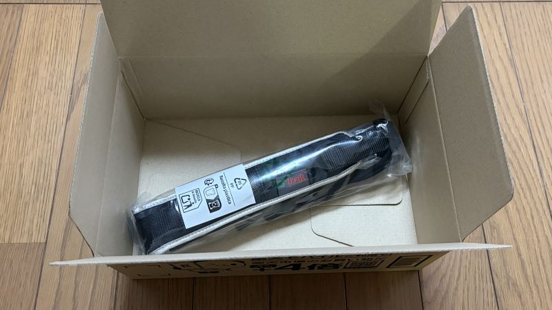 ユーロシルムの折りたたみ日傘「ライトトレックウルトラ」が届いた様子。楽天市場のロゴが見えるダンボールに入っている。