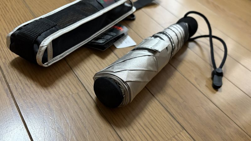 ユーロシルム・ライトトレックウルトラのシルバー生地の質感アップ。日傘としての遮光・遮熱効果を担う厚みのある生地。