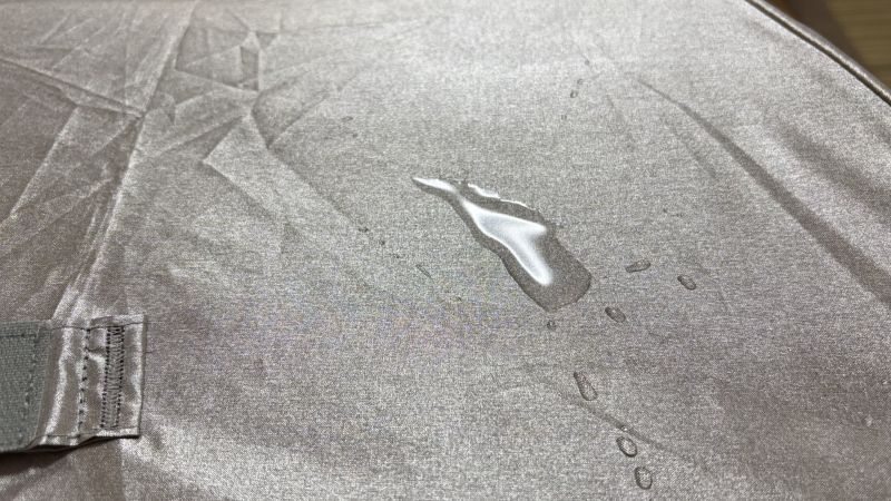 水をいくつか垂らすと、水玉がまとまってベターッと形を崩し、生地の表面に馴染んでしまった様子。撥水性は高くないことが分かる