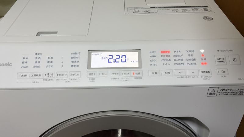パナソニックドラム式洗濯機の液晶パネル。「乾燥」モードのみを選択した際の残り時間が2時間20分と表示されている様子