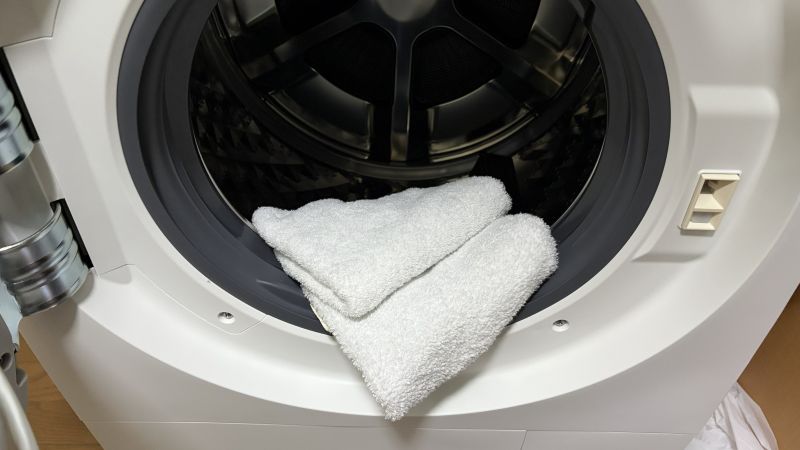 パナソニックNA-LX127の乾燥機能でふんわりと仕上がった真っ白なタオル。天日干しよりも柔らかい質感。