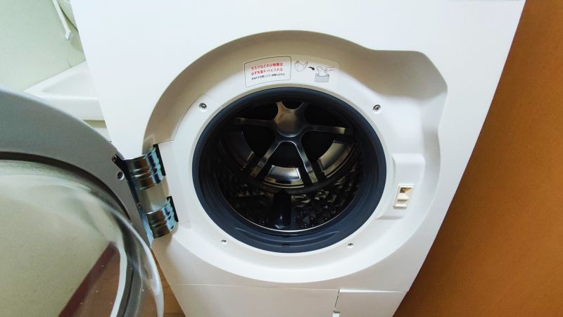 パナソニックのドラム式洗濯機NA-LX127の扉を開けたところ。広い投入口でお手入れがしやすい様子