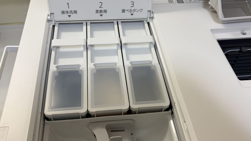 自動投入タンクのフタ裏を拭き取った後の様子。水滴が消えてきれいになった状態。