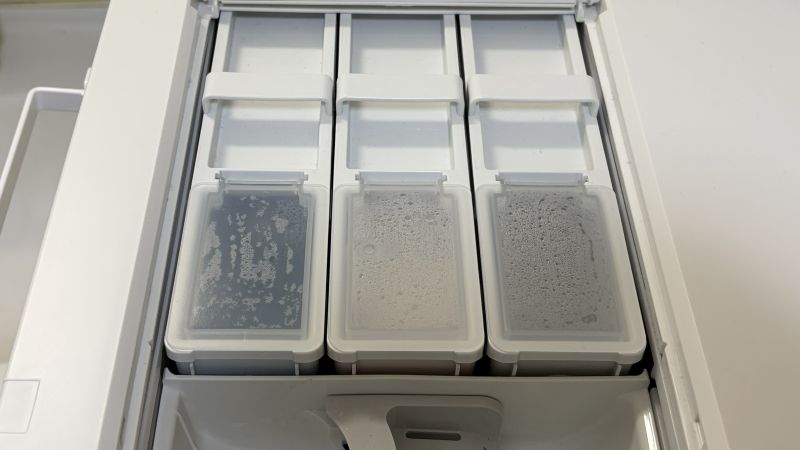 パナソニック洗濯機の自動投入タンク。フタの裏側に細かな水滴がたくさん付着している様子。