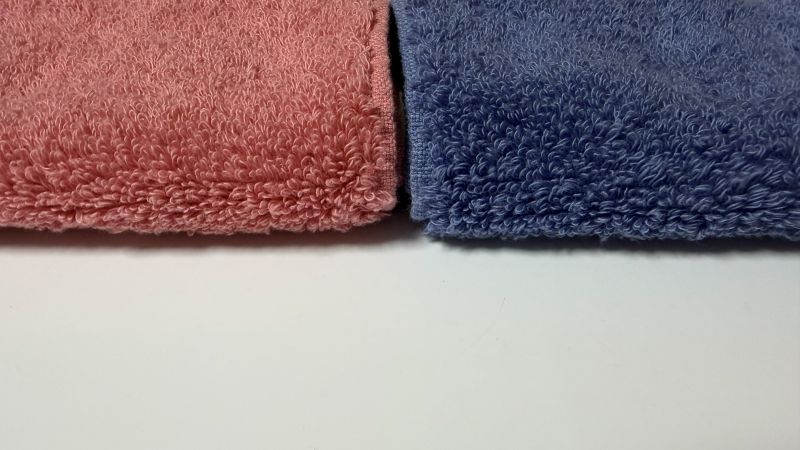 一度洗濯した後のエアーかおる「なでしこ」ハンカチタオル2色の毛足のふっくら感がわかるアップ