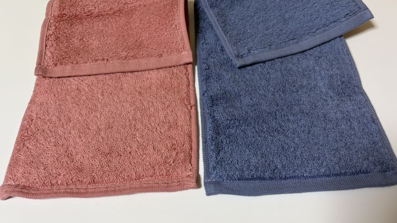 洗濯前のエアーかおる・なでしこ（ローズ）となでしこデオ（ブルー）を並べた写真
