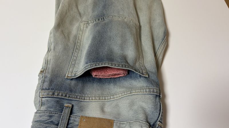 エアーかおる・なでしこハンカチタオルをジーンズのポケットにすっぽり入れた時のサイズ感