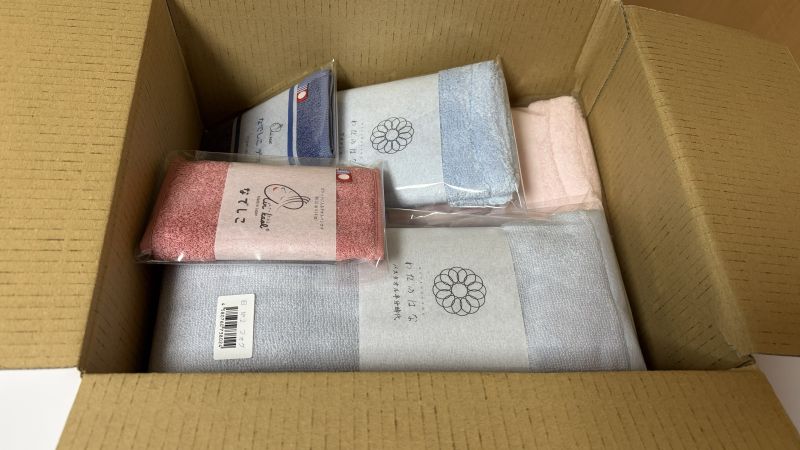 届いた段ボールを開けた時の、エアーかおるタオルが梱包されている状態の写真