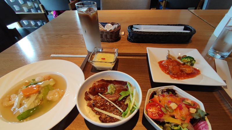 昨年訪問時に食べた函館国際ホテルアゼリアのフュージョンベストランチとアイスカフェラテ
