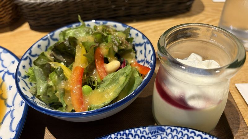 函館国際ホテルアゼリアのセットサラダと牛乳プリン