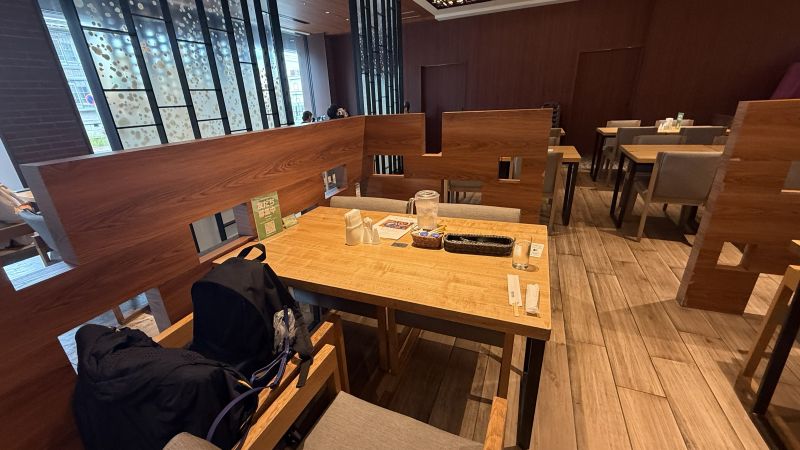 一人旅でも落ち着ける函館国際ホテルアゼリアのテーブル席