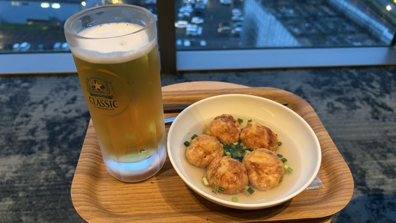 センチュリーマリーナ函館のステララウンジで味わう「はこやきAセット（サッポロクラシック生ビールと出汁漬けはこやき）」