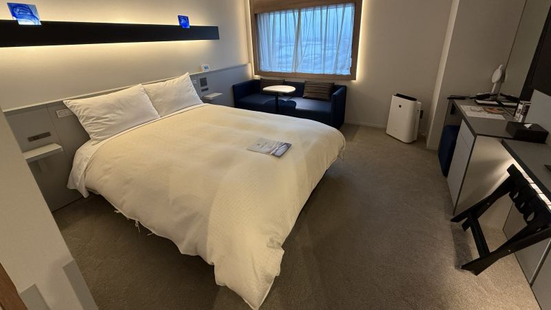 センチュリーマリーナ函館の落ち着いた雰囲気の客室。大きなベッドとソファが置かれた清潔感あふれる室内。