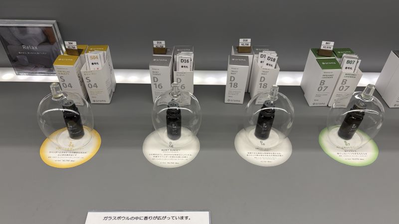 センチュリーマリーナ函館のアロマバーで香りを試せるガラスボウルと試香用オイル
